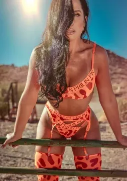 LIZ NOVAK Escorts