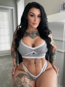 Curvaceous Tattooed Bolivian 📍 Omaha Escorts